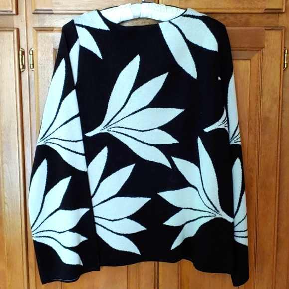 Beautiful black with white sweater - Picture 2 of 10